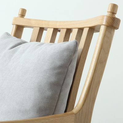 Chaise en bois massif en chêne nordique confortable et élégante