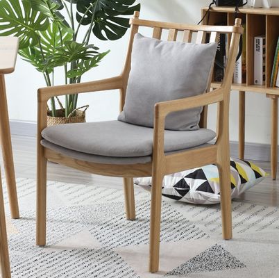 Chaise en bois massif en chêne nordique confortable et élégante