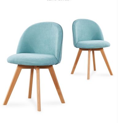 Chaise de salle à manger de style nordique moderne avec des jambes en bois et un siège rembourré