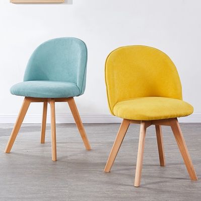 Chaise de salle à manger de style nordique moderne avec des jambes en bois et un siège rembourré