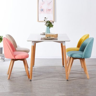 Chaise de salle à manger de style nordique moderne avec des jambes en bois et un siège rembourré