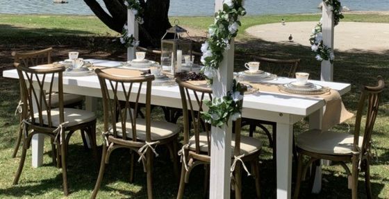 Événement de mariage antique Vintage X Cross Back Chaise en bois empilable avec siège en mousse de rotin