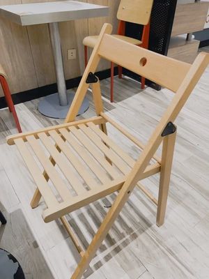 Chaises pliantes en bois de finition nitrolacquer moderne pour l'hôtellerie et les événements en 2023