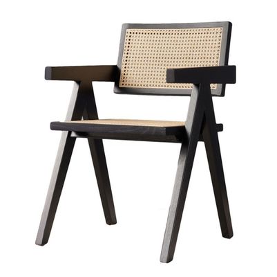 Chaise en rotin à bras en bois massif sur mesure pour les meubles de salle à manger classiques intérieurs dans les restaurants