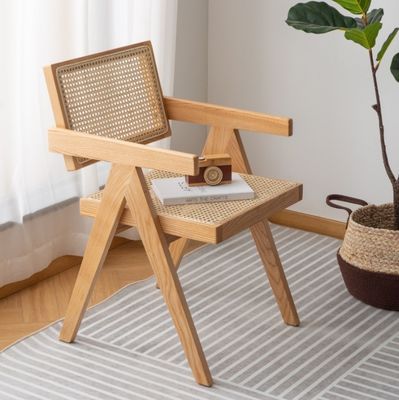 Chaise en rotin à bras en bois massif sur mesure pour les meubles de salle à manger classiques intérieurs dans les restaurants