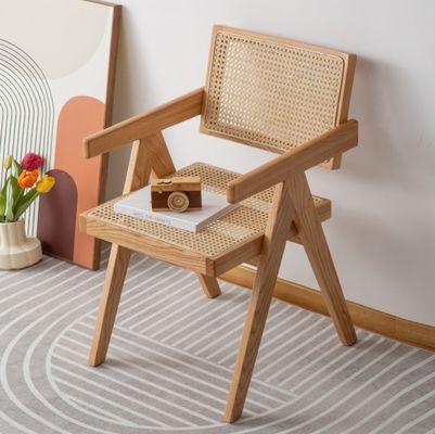 Chaise en rotin à bras en bois massif sur mesure pour les meubles de salle à manger classiques intérieurs dans les restaurants