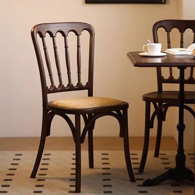 Chaise à manger en bois marron empilable pour cérémonies de mariage en rotin