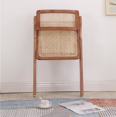 Chaise à manger en rotin pliable en bois massif nordique avec artisanat traditionnel