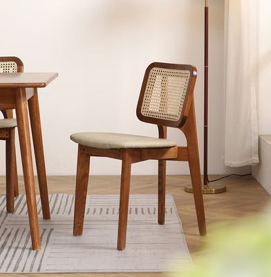 Meubles de maison classiques pratiques Chaise à manger en bois massif avec design en rotin et siège rembourrée