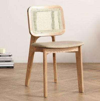 Meubles de maison classiques pratiques Chaise à manger en bois massif avec design en rotin et siège rembourrée