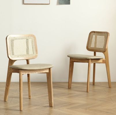 Meubles de maison classiques pratiques Chaise à manger en bois massif avec design en rotin et siège rembourrée