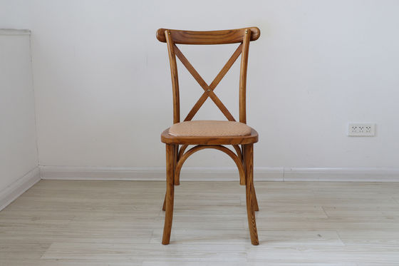 Emballage du courrier Chaises à dos croisé en bois pour le design antique dans les restaurants et les mariages