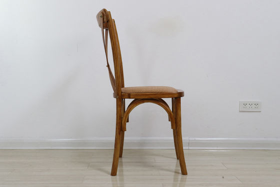 Emballage du courrier Chaises à dos croisé en bois pour le design antique dans les restaurants et les mariages