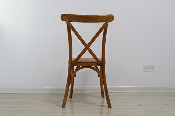 Emballage du courrier Chaises à dos croisé en bois pour le design antique dans les restaurants et les mariages