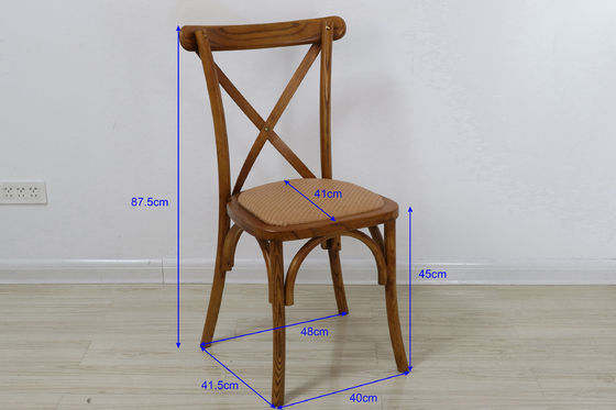 Emballage du courrier Chaises à dos croisé en bois pour le design antique dans les restaurants et les mariages