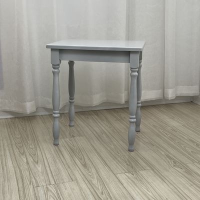 Une table rustique en bois unique