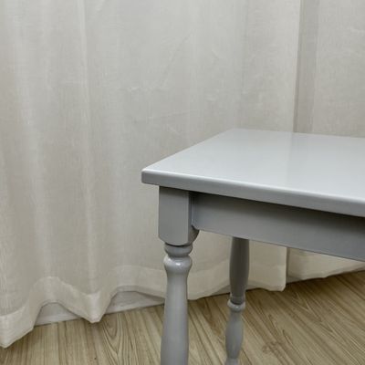 Une table rustique en bois unique