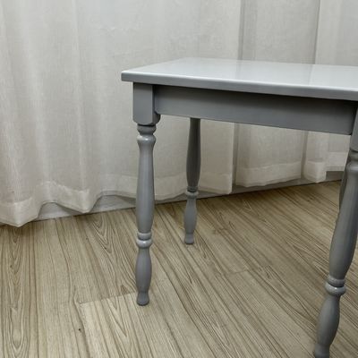 Une table rustique en bois unique