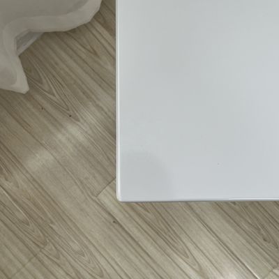 Une table rustique en bois unique