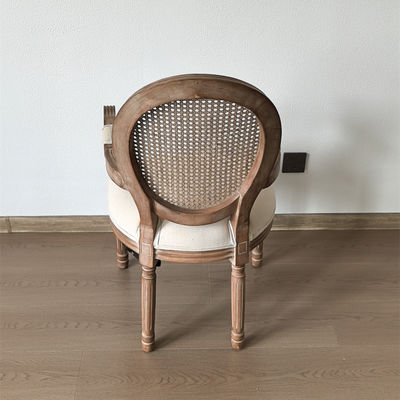 Style de design moderne Nitrolacquer Finition style vintage français Tissu de salle à manger en bois sur mesure Louis Armrest Chaise pour l'événement