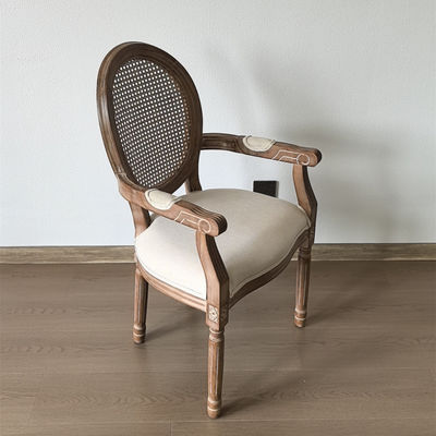 Style de design moderne Nitrolacquer Finition style vintage français Tissu de salle à manger en bois sur mesure Louis Armrest Chaise pour l'événement