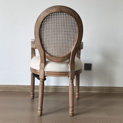 Style de design moderne Nitrolacquer Finition style vintage français Tissu de salle à manger en bois sur mesure Louis Armrest Chaise pour l'événement