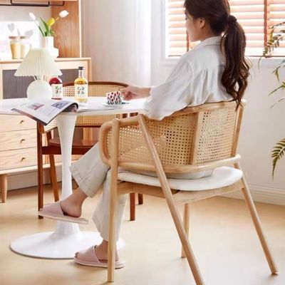 Pas de fauteuil à manger en rotin en bois massif plié et élégant pour le salon et la salle à manger