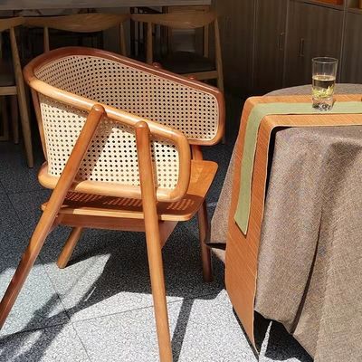 Pas de fauteuil à manger en rotin en bois massif plié et élégant pour le salon et la salle à manger