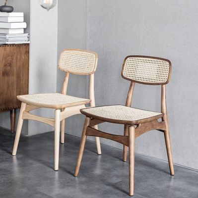 Chaise à manger en rotin sans bras en bois massif de design moderne pour meubles intérieurs