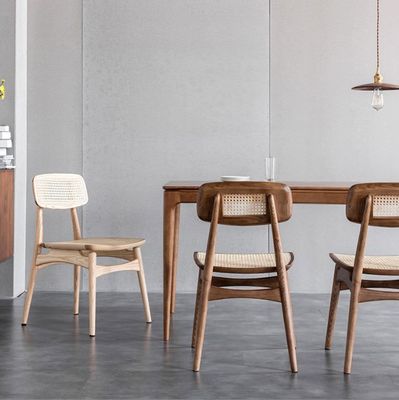 Chaise à manger en rotin sans bras en bois massif de design moderne pour meubles intérieurs