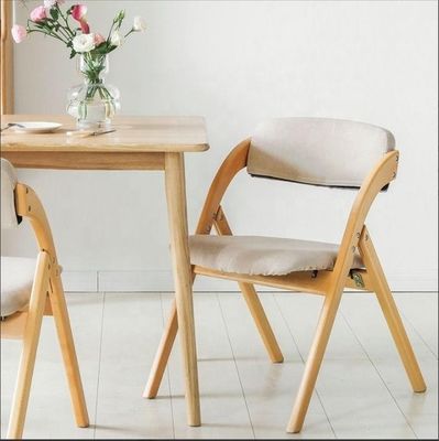 Chaise à manger pliable avec des jambes en bois massif et un design moderne en tissu ou en cuir PU