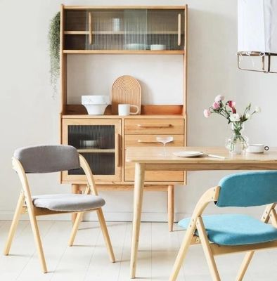 Chaise à manger pliable avec des jambes en bois massif et un design moderne en tissu ou en cuir PU