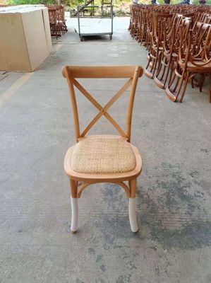 Chaise de salle à manger en rotin à dos croisé en bois empilable de style nordique avec taille personnalisée W42CM*D44CM*H87CM
