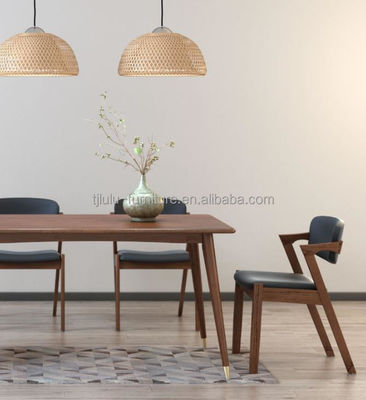 Chaise de salle à manger en cuir en PU en bois pour café d'hôtel polyvalente et fonctionnelle