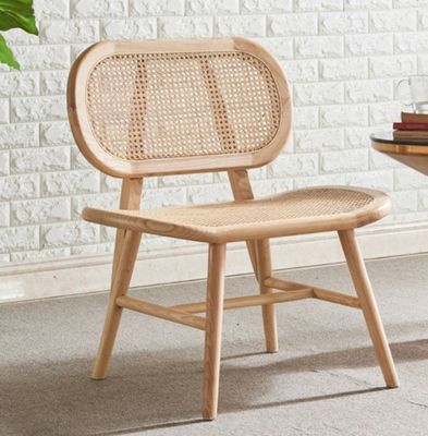 Matériau de couverture en rotin Style de conception moderne Chaise en bois massif pour meubles de salle à manger de luxe compétitifs