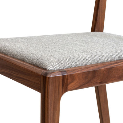 Chaise de salle à manger en bois avec un design de maison nordique moderne et un siège rembourré