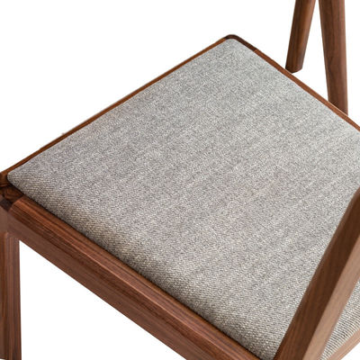 Chaise de salle à manger en bois avec un design de maison nordique moderne et un siège rembourré