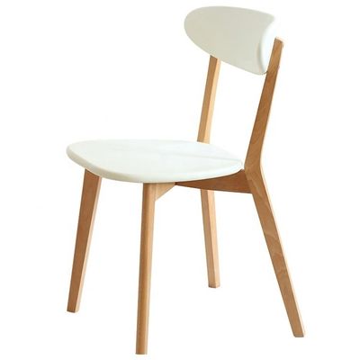 Une chaise de salle à manger en bois scandinave durable, un ajout parfait à vos meubles de salle à manger.