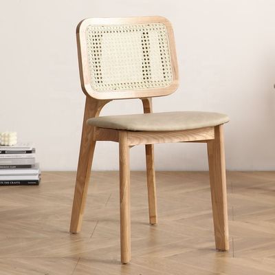 Créez une expérience culinaire luxueuse avec le Nordic Light Luxury Solid Wood Rattan Back Leather Chair