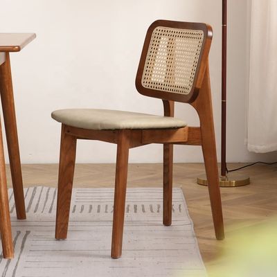 Créez une expérience culinaire luxueuse avec le Nordic Light Luxury Solid Wood Rattan Back Leather Chair