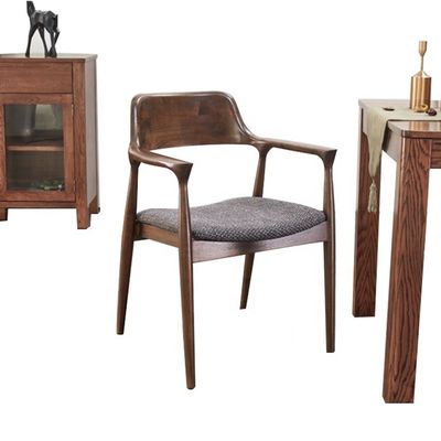 Meubles de salle à manger moderne en cuir noir rembourré en bois Chaise à manger avec remboursement et design