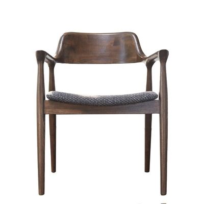 Meubles de salle à manger moderne en cuir noir rembourré en bois Chaise à manger avec remboursement et design
