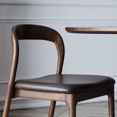 Moderne dossier courbé en bois massif en cuir empilable Chaise de salle à manger rembourrée avec design de dossier courbé