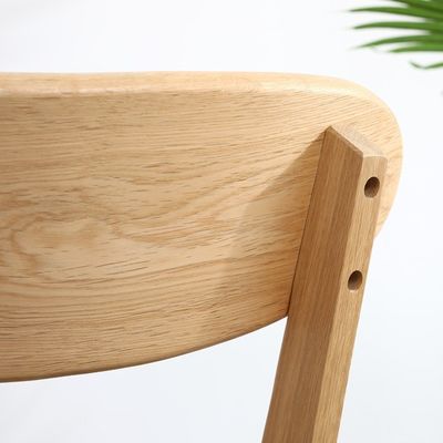 Chaise à manger en bois massif W44*D49*H80CM Bois de chêne pour un design nordique simple dans un petit restaurant familial
