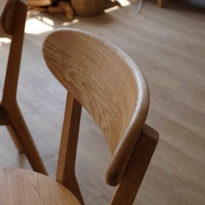 Chaise à manger en bois massif W44*D49*H80CM Bois de chêne pour un design nordique simple dans un petit restaurant familial