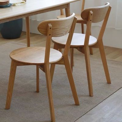 Chaise à manger en bois massif W44*D49*H80CM Bois de chêne pour un design nordique simple dans un petit restaurant familial