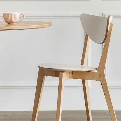Couleurs personnalisées Chaise en bois pour la maison dans le restaurant ou le mariage à un prix abordable