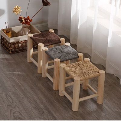 Transformez votre salon en un espace confortable et élégant avec une chaise en bois massif tissée à la main en rotin