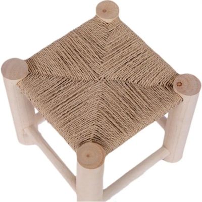 Transformez votre salon en un espace confortable et élégant avec une chaise en bois massif tissée à la main en rotin
