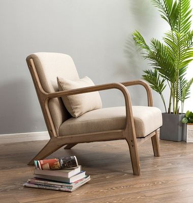 Couchette de salon nordique moderne avec accoudoir rembourré et construction en bois massif